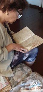 tia Conceição com o Caderno de Receitas da vovó